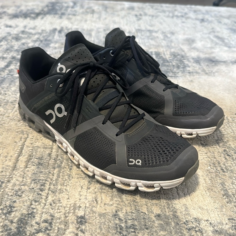 On Cloudtec black running tennis shoes size 10